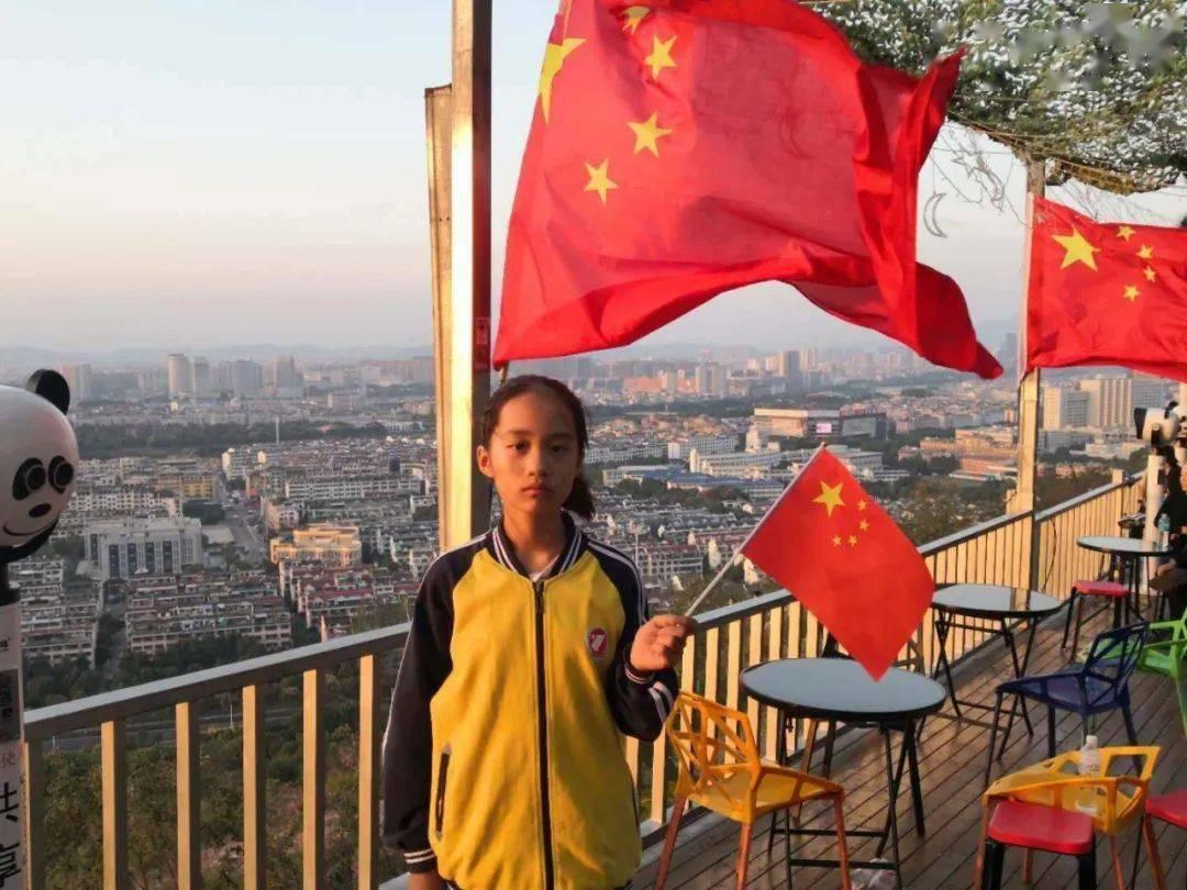 高三学子课间在雪中操场打雪仗，北方校园的专属浪漫终于轮到南方