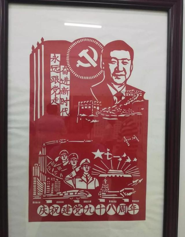 两小车路口相撞后，一小车失控撞向沿街店铺，玻璃瞬间爆裂，窗边女孩被撞受伤大哭